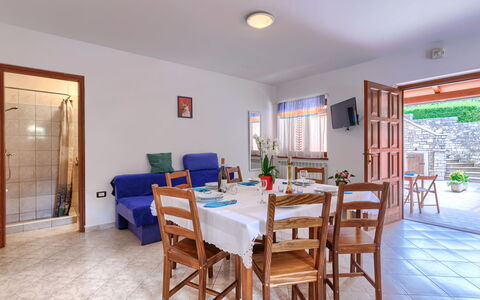 Vinka: Tavolo, Mobilia, Sedia, Finestra, Legna, Pianta Della Casa, Interior Design, Pavimento, Pavimentazione, Soggiorno