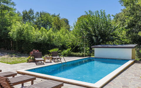Vinka: Acqua, Pianta, Proprietà, Piscina, Cielo, Azzurro, Shade, Corpo D'Acqua, Rettangolo, Architettura