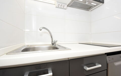 Vir 127: Rubinetto, Lavandino Della Cucina, Lavello, Cabinetry, Controsoffitto, Proprietà, Idraulico Fixture, Bianca, Cucina, Interior Design