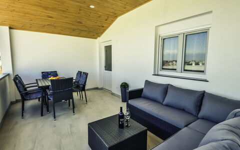 Vir 127: Tavolo, Mobilia, Divano, Proprietà, Sedia, Cornice, Interior Design, Costruzione, Comfort, Soggiorno