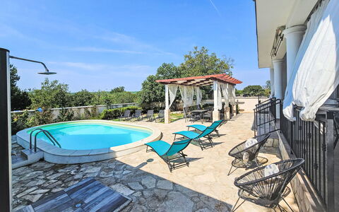 Joy on Countryside: Cielo, Nube, Costruzione, Piscina, Shade, Mobili Da Esterno, Lettino, Tempo Libero, Albero, Paesaggio