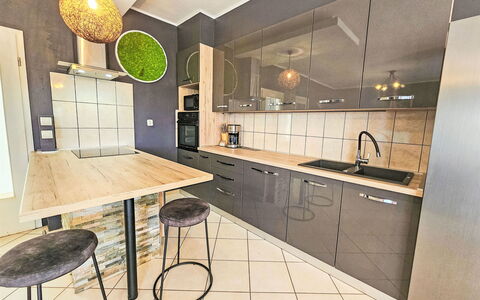 Joy on Countryside: Controsoffitto, Cabinetry, Mobilia, Proprietà, Cucina, Cassetto, Sedia, Legna, Illuminazione, Lavello