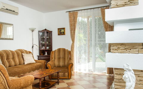 Twin Combo: Proprietà, Mobilia, Cornice, Legna, Interior Design, Pavimentazione, Architettura, Pavimento, Shade, Divano