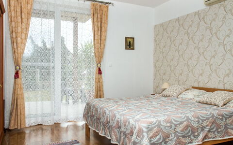 Twin Combo: Mobilia, Finestra, Proprietà, Azzurro, Shade, Costruzione, Decorazione, Legna, Tessile