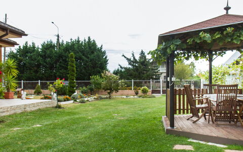 Twin Combo: Pianta, Cielo, Albero, Lotto, Shade, Erba, Street Luce, Tempo Libero, Paesaggio, Immobiliare