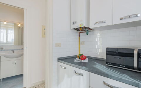 Manuela: Cabinetry, Mobilia, Controsoffitto, Proprietà, Costruzione, Mobiletto Del Bagno, Rubinetto, Cassetto, Specchio, Interior Design