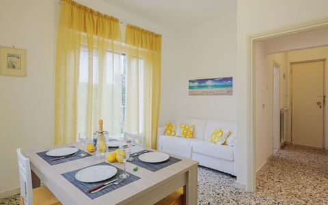 Manuela: Tavolo, Finestra, Azzurro, Legna, Tessile, Costruzione, Interior Design, Architettura, Tenda