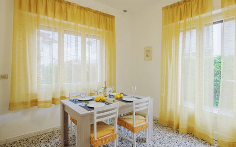 Manuela: Mobilia, Finestra, Proprietà, Tavolo, Sedia, Tenda, Legna, Interior Design, Shade