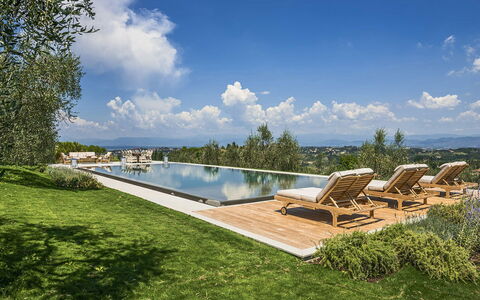 Villa Di Corazzano: Nube, Cielo, Acqua, Giorno, Pianta, Paesaggio Naturale, Mobili Da Esterno, Shade, Lotto, Albero