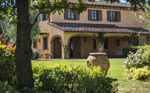 Villa Di Corazzano: Pianta, Costruzione, Finestra, Foglia, Albero, Porta, Casa, Vegetazione, Zona Residenziale, Villetta
