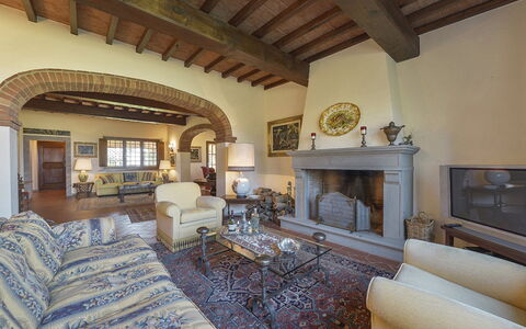 Villa Di Corazzano: Proprietà, Mobilia, Divano, Cornice, Interior Design, Legna, Pavimento, Pavimentazione, Costruzione, Soggiorno