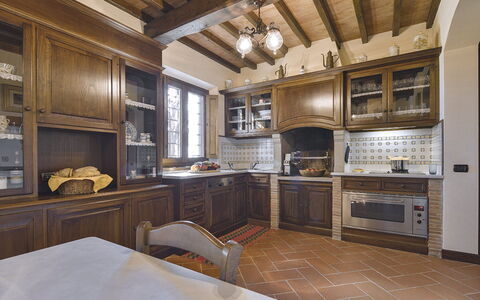 Villa Di Corazzano: Controsoffitto, Cabinetry, Mobilia, Proprietà, Elettrodomestico Da Cucina, Cucina, Elettrodomestico, Cucina Stufa, Cassetto, Legna