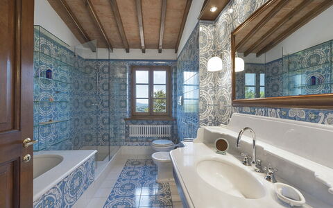 Villa Di Corazzano: Specchio, Rubinetto, Proprietà, Idraulico Fixture, Vasca Da Bagno, Lavello, Bagno, Azzurro, Finestra, Interior Design