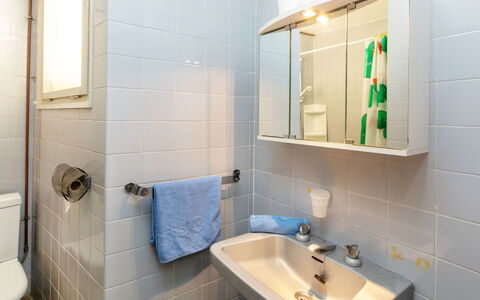 Willis: Specchio, Rubinetto, Idraulico Fixture, Lavandino Del Bagno, Proprietà, Lavello, Bagno, Viola, Verde, Azzurro