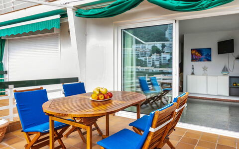 Willis: Tavolo, Mobilia, Proprietà, Verde, Sedia, Blu, Azzurro, Legna, Arancia, Interior Design