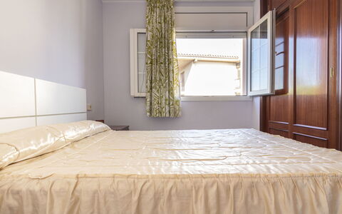 Torrepuerto: Mobilia, Finestra, Costruzione, Shade, Legna, Tessile, Interior Design, Pavimentazione, Letto