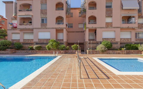 Torrepuerto: Acqua, Costruzione, Pianta, Cielo, Giorno, Proprietà, Finestra, Azzurro, Blu, Piscina