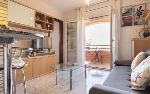 Torrepuerto: Mobilia, Proprietà, Legna, Cornice, Illuminazione, Interior Design, Tavolo, Comfort, Elettrodomestico, Pavimento