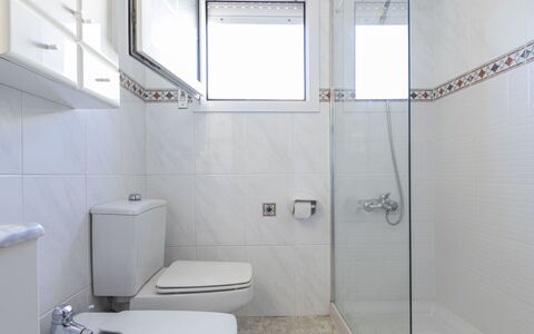 Torrepuerto: Proprietà, Costruzione, Lavello, Idraulico Fixture, Bagno, Finestra, Architettura, Lavandino Del Bagno, Interior Design