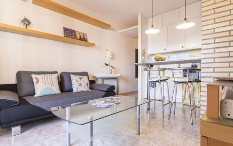 Torrepuerto: Tavolo, Mobilia, Divano, Mensola, Interior Design, Scaffalature, Divano Letto, Pavimento, Pavimentazione, Soggiorno