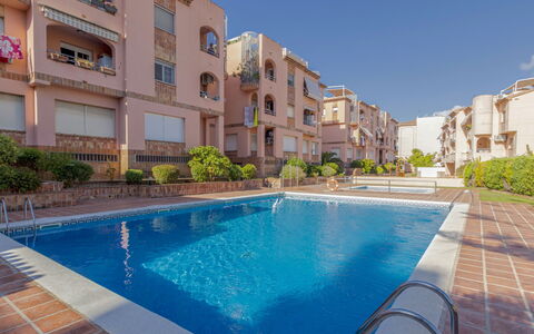 Torrepuerto: Acqua, Pianta, Costruzione, Proprietà, Giorno, Piscina, Finestra, Cielo, Azzurro, Architettura