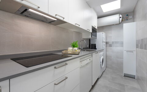 Reus Mediterraneo: Cabinetry, Controsoffitto, Costruzione, Proprietà, Mobilia, Cucina Stufa, Elettrodomestico Da Cucina, Interior Design, Cucina, Rubinetto