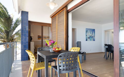 Reus Mediterraneo: Tavolo, Mobilia, Fiore, Proprietà, Sedia, Interior Design, Legna, Shade, Cucina & Sala Da Pranzo Tavolo, Pavimentazione