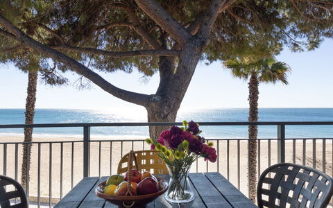Reus Mediterraneo: Cielo, Acqua, Tavolo, Pianta, Mobilia, Proprietà, Sedia, Fiore, Vaso Di Fiori, Costruzione