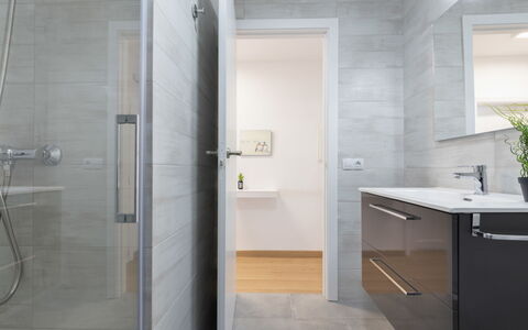 Reus Mediterraneo: Costruzione, Lavello, Bagno, Idraulico Fixture, Soffione Doccia, Rubinetto, Doccia, Doccia Porta, Pavimento