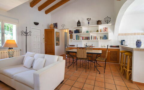 Flamenco: Tavolo, Cornice, Mobilia, Legna, Costruzione, Casa, Divano, Cabinetry, Soggiorno, Pavimento
