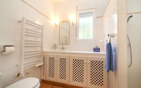 Flamenco: Specchio, Rubinetto, Idraulico Fixture, Proprietà, Bagno, Mobiletto Del Bagno, Lavello, Viola, Interior Design