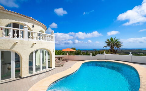 Cielo Azul: Nube, Cielo, Acqua, Finestra, Costruzione, Piscina, Blu, Azzurro, Località Balneare, Albero