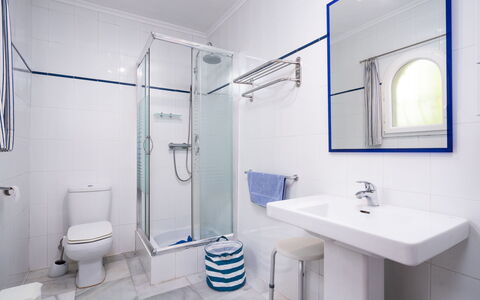 Cielo Azul: Idraulico Fixture, Specchio, Lavello, Rubinetto, Soffione Doccia, Bianca, Lavandino Del Bagno, Viola, Bagno, Costruzione