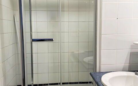 Broussais: Bagno, Idraulico Fixture, Pavimentazione, Pavimento, Idraulico, Doccia Porta, Doccia, Materiale Composito, Piastrella