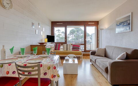 La Pecherie: Tavolo, Mobilia, Divano, Finestra, Cornice, Legna, Interior Design, Costruzione, Pavimento, Pavimentazione