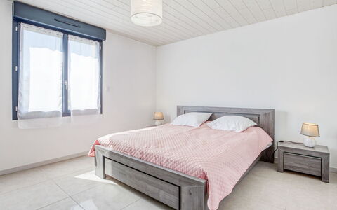 Peyroutic: Costruzione, Mobilia, Proprietà, Finestra, Comfort, Legna, Tessile, Interior Design, Telaio Del Letto