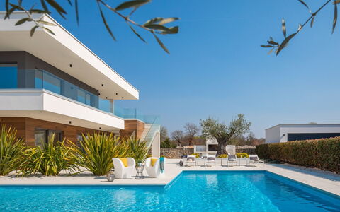 Old Olive Vii: Acqua, Cielo, Pianta, Giorno, Blu, Piscina, Costruzione, Azzurro, Shade, Albero