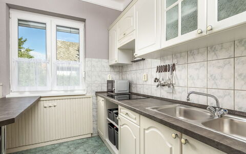 Silver Pinea: Controsoffitto, Cabinetry, Lavandino Della Cucina, Lavello, Proprietà, Costruzione, Finestra, Rubinetto, Cucina, Cucina Stufa