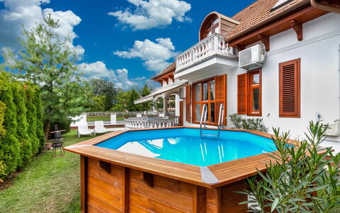 Kamilla: Pianta, Nube, Proprietà, Costruzione, Cielo, Finestra, Piscina, Acqua, Azzurro, Albero