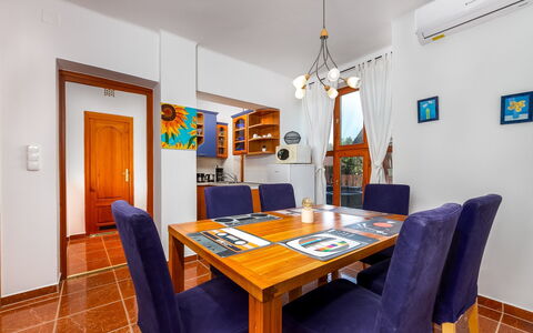 Kamilla: Tavolo, Mobilia, Cornice, Proprietà, Sedia, Arancia, Legna, Costruzione, Interior Design, Soggiorno
