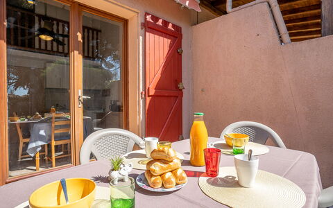 Thalassa: Cibo, Tavolo, Tavola, Mobilia, Proprietà, Dishware, Arancia, Costruzione, Piatto, Interior Design