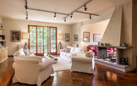 Villa Del Mugello: Cornice, Mobilia, Comfort, Legna, Decorazione, Pianta Della Casa, Interior Design, Pavimento, Finestra, Soggiorno