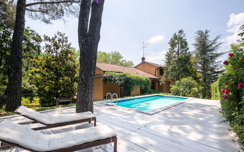 Villa Del Mugello: Cielo, Pianta, Nube, Proprietà, Costruzione, Acqua, Piscina, Albero, Shade, Mobili Da Esterno