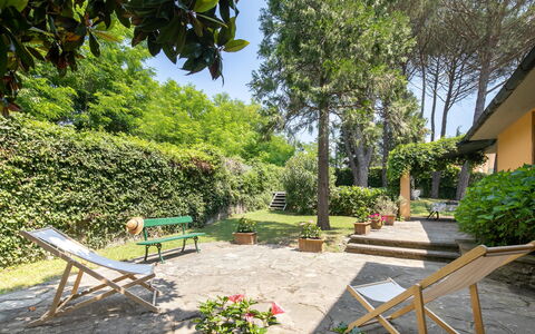 Villa Del Mugello: Pianta, Proprietà, Mobilia, Cielo, Panchina, Shade, Costruzione, Botanica, Albero, Mobili Da Esterno