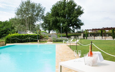 Villa Papiano: Acqua, Cielo, Pianta, Proprietà, Albero, Nube, Mobili Da Esterno, Piscina, Lotto, Shade