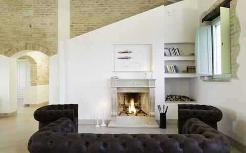 Villa Papiano: Proprietà, Divano, Interior Design, Architettura, Legna, Focolare, Pavimentazione, Soggiorno, Pavimento, Parete