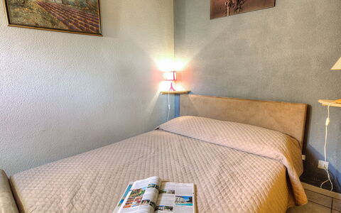 Port Sud: Camera, Camera Da Letto, Letto, Mobilia, Proprietà, Interior Design, Parete, Comfort, Pavimento, Lenzuolo
