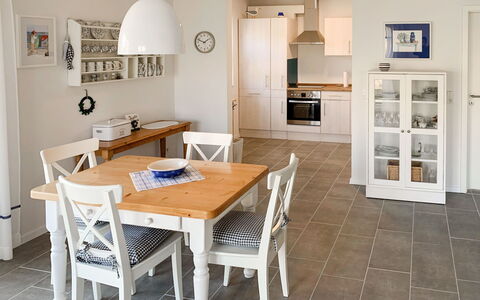 Rose: Tavolo, Mobilia, Legna, Cabinetry, Illuminazione, Pavimentazione, Sedia, Architettura, Pavimento, Cucina
