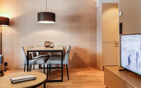 Levin Kunkku B5: Mobilia, Interior Design, Pavimentazione, Pavimento, Parete, Legna, Camera, Illuminazione, Soffitto, Tavolo