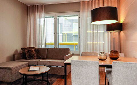 Levin Kunkku B5: Mobilia, Interior Design, Pavimentazione, Pavimento, Parete, Legna, Lampada, Camera, Illuminazione, Soffitto